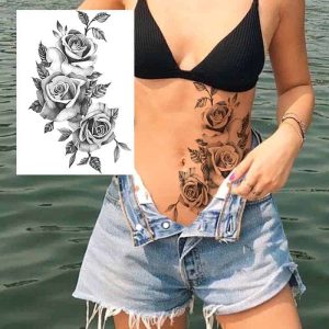 Schönes temporäres Tattoo auf dem weiblichen Körper - Blumen