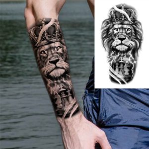 Tatu-Löwe __mit Krone und Schachbrett aus König, Königin und Pferd